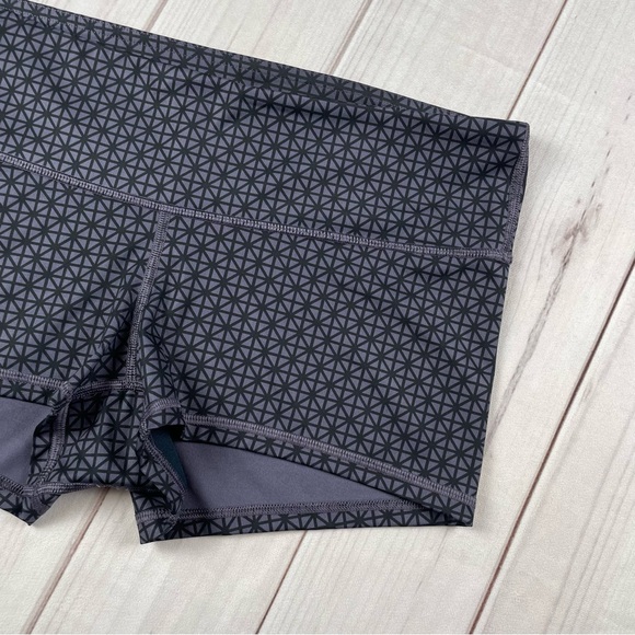 Lululemon Boogie Micro Shorts Women’s 10 Diamond Geometric Print Baddie Low Rise - Picture 3 of 12